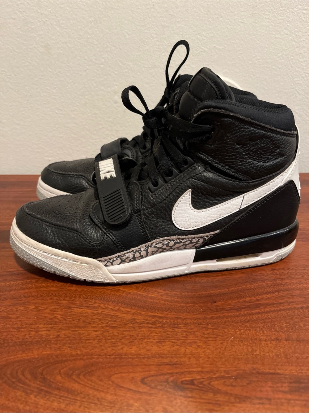 Nike Air Jordan legacy Black and White High-Top Sneakers men size 7